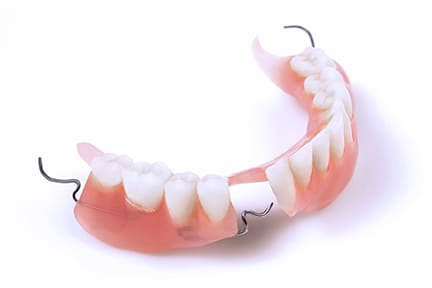 Как быстрее привыкнуть к съемным зубным протезам