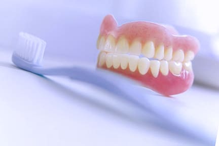 Как быстрее привыкнуть к съемным зубным протезам